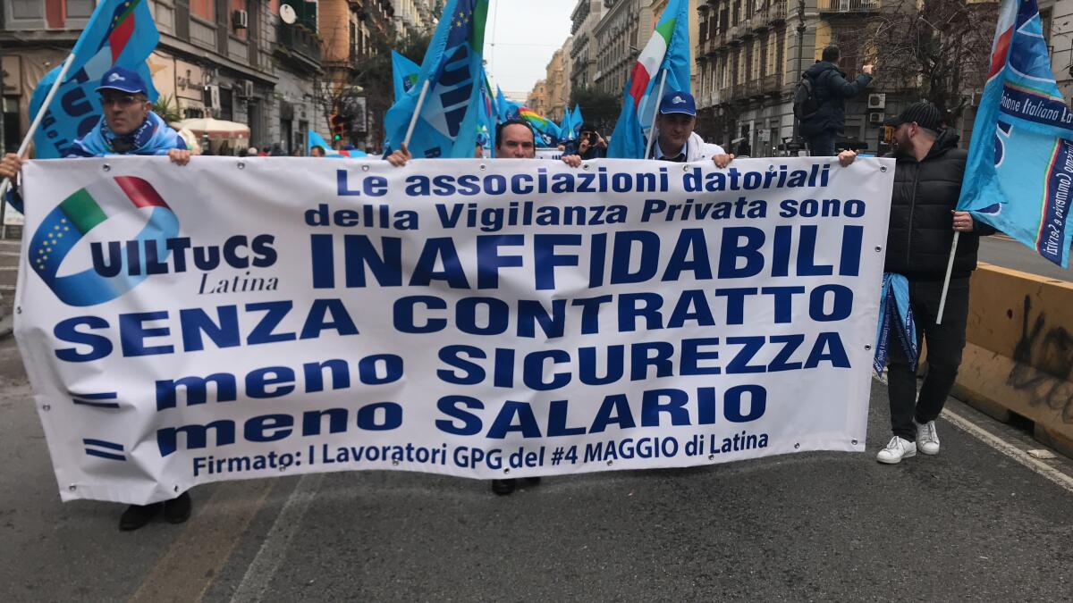 Lavoratori della vigilanza privata di Latina scioperano a Napoli - 