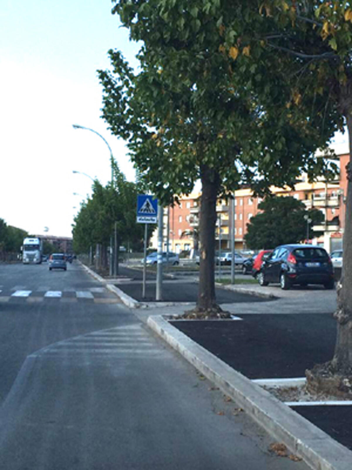 Aprilia - Tocca con l'auto un bambino che attraversava la strada e poi va via, indaga la polizia locale - 