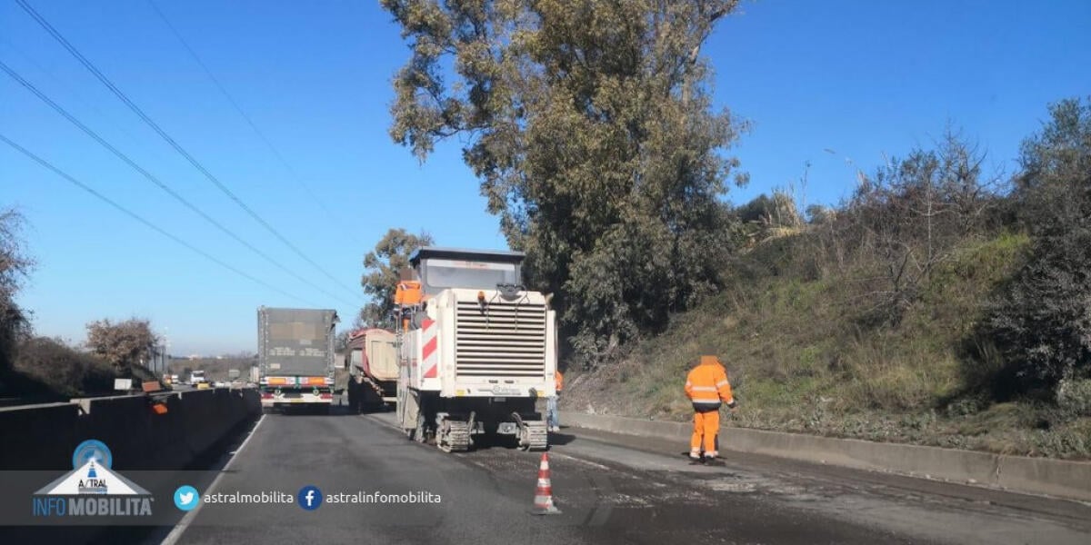 Cantiere mobile sulla Pontina per ricoprire le buche, code verso Roma - 