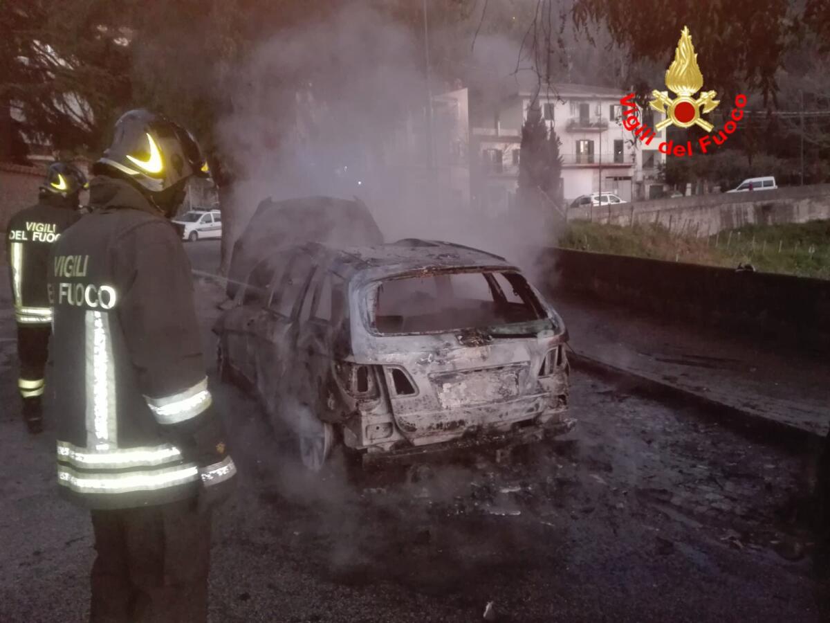 Auto in fiamme in via Gramsci, a Cori. - 
