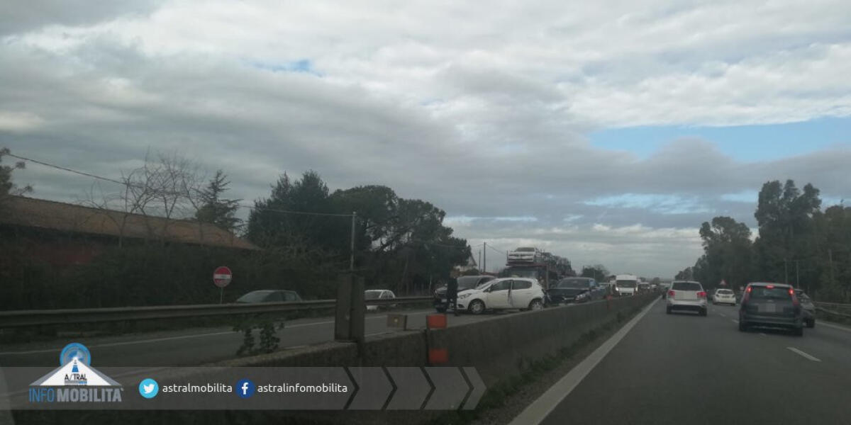 Pontina, code per incidente verso Latina. Strada chiusa traffico deviato - 