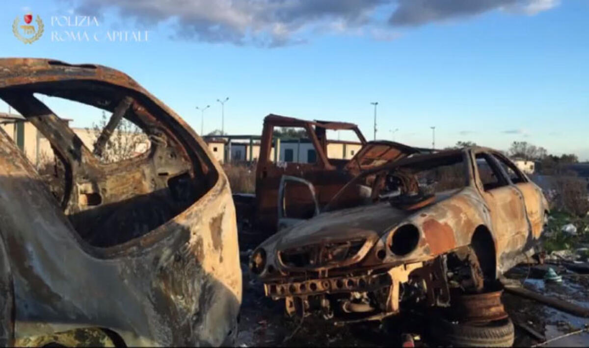 2 auto a fuoco nel campo nomadi di Castel Romano - 