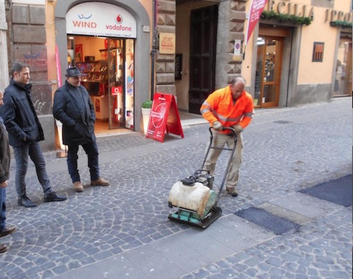 Velletri, "Rattoppi indecenti su Corso della Repubblica" - 
