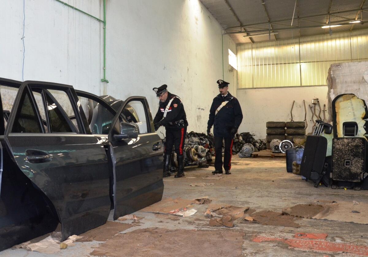 I Carabinieri individuano un capannone a Pomezia utilizzato per riciclare auto di lusso. Il VIDEO - 