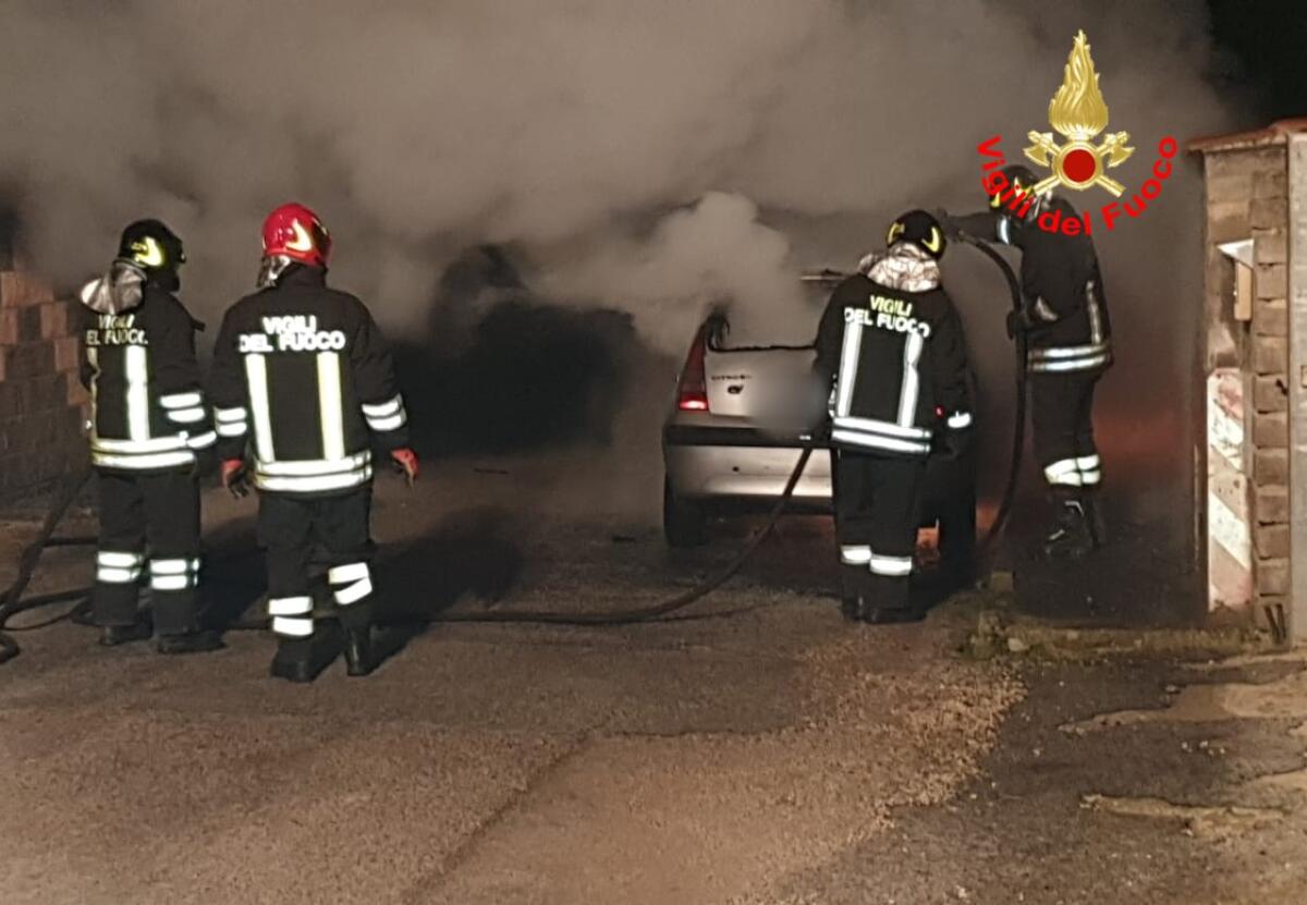 Due auto in fiamme la notte scorsa in una traversa di via dei Giardini, ad Aprilia. - 