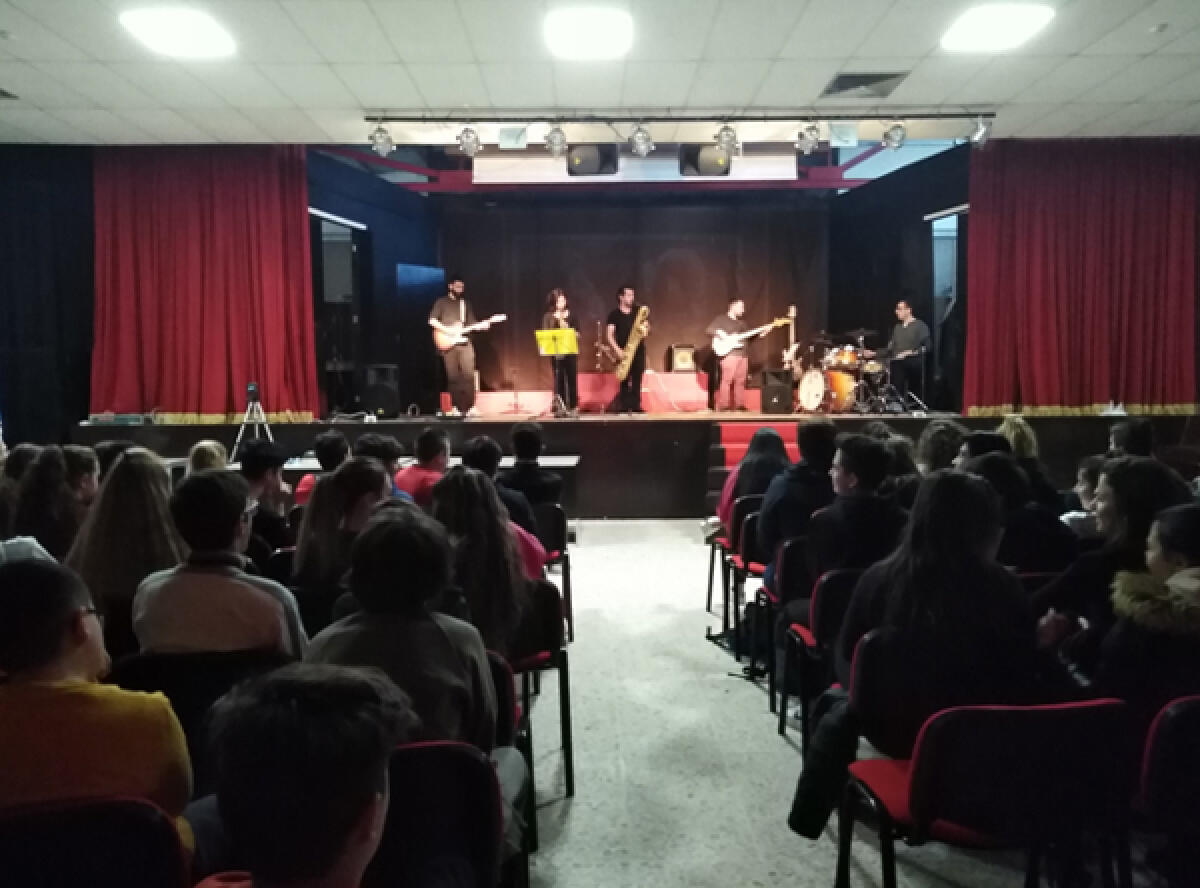 Aprilia, i ragazzi della "Garibaldi" a lezione dal gruppo rock Samofunk - 