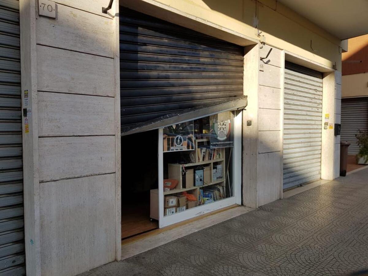 Danneggiata la sede CasaPound di Pomezia: serranda forzata e vetrina in frantumi. - 