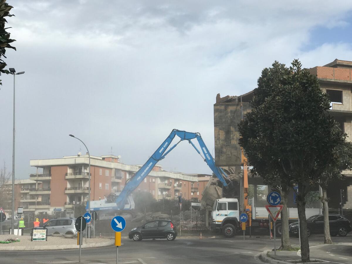 Aprilia - Al via la demolizione dei palazzi abbandonati tra via Tiberio e via Aldo Moro, al loro posto altri appartamenti - 