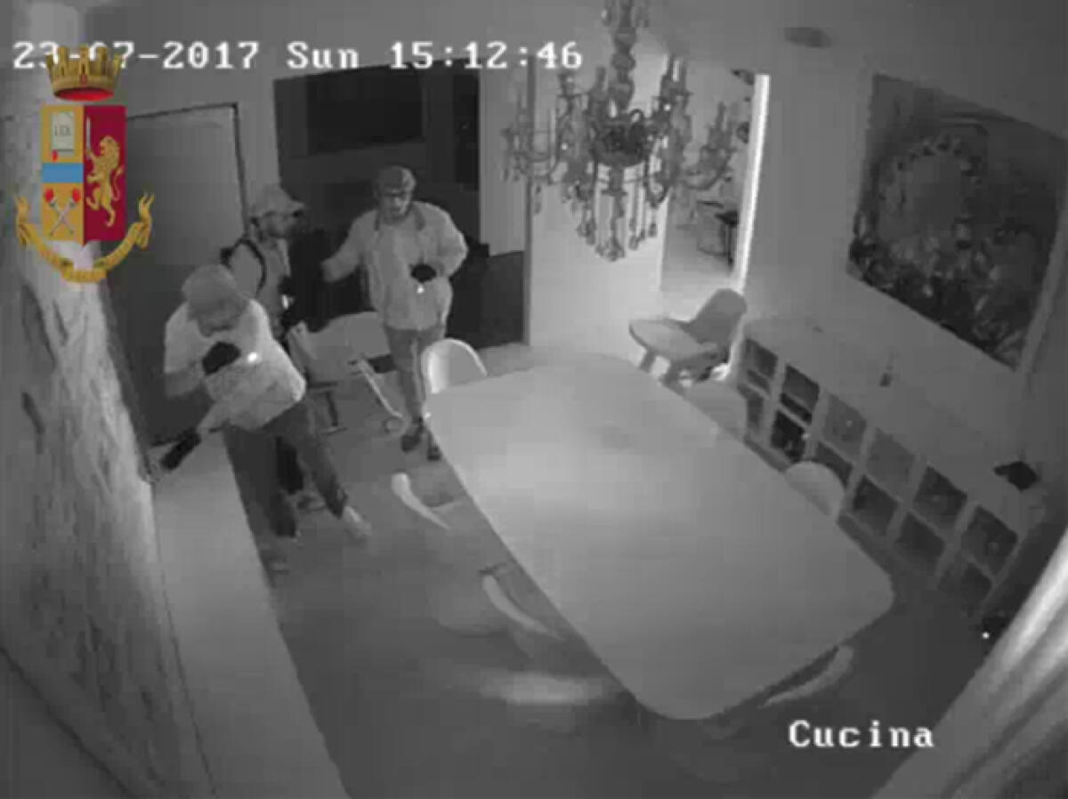 Furti in ville ed appartamenti, mentre i proprietari erano al ristorante o a teatro: la Polizia di Latina esegue 10 arresti. Il VIDEO - 