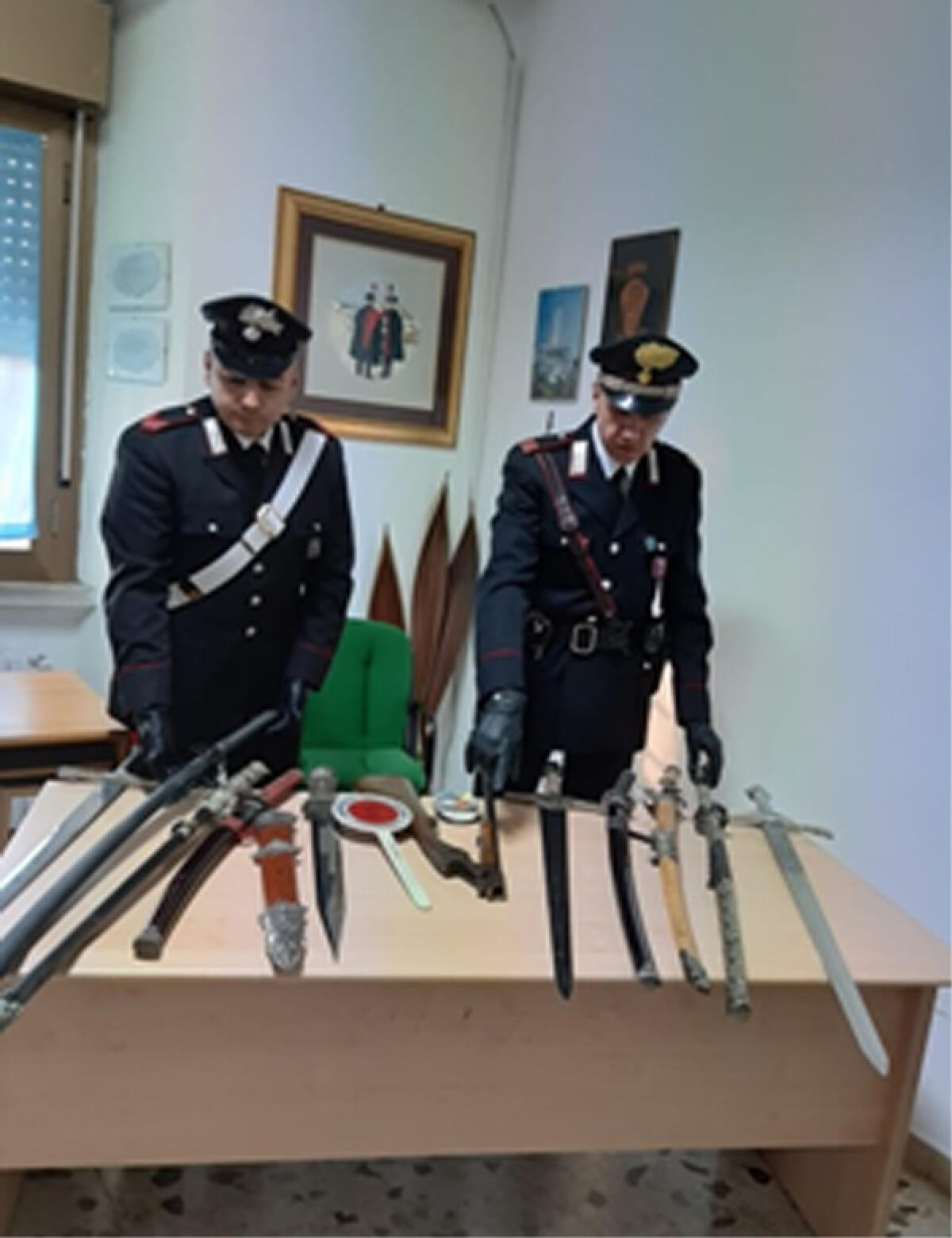 Maltratta l'ex moglie, in casa nascondeva sciabole e spade - 