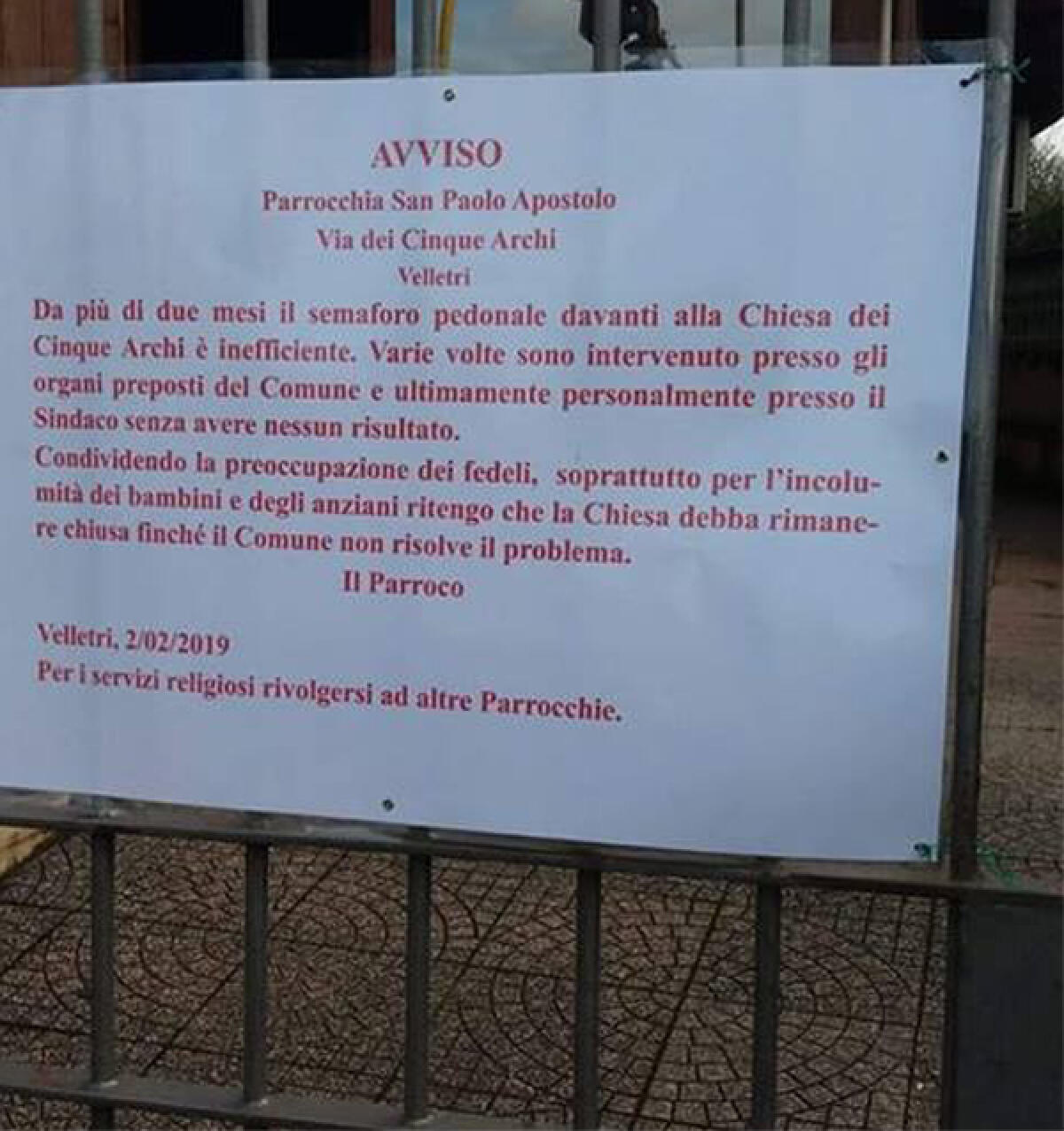 Velletri, il semaforo non funziona il parroco chiude la chiesa - 
