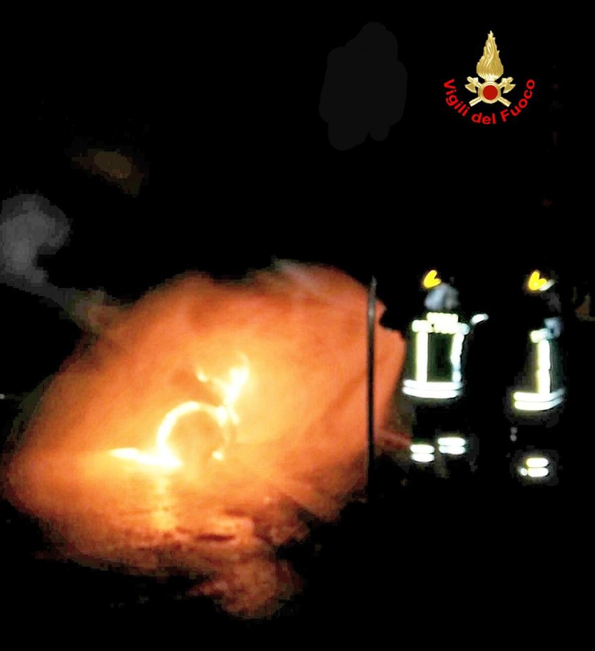 Auto in fiamme in via Copenaghen, a Latina. - 