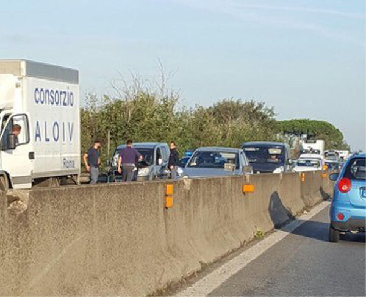 Incidente sulla Pontina, altezza Pomezia, in direzione di Roma. Mezzi rimossi. - 