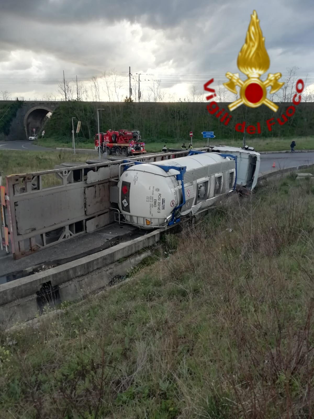 Autoarticolato si ribalta sulla via Ardeatina, strada chiusa - 