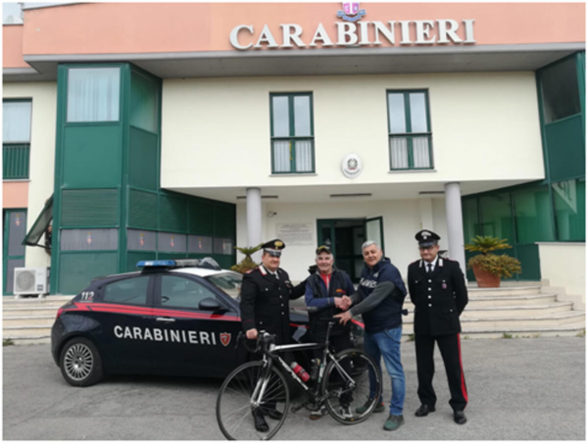 Anziano in lacrime in cerca delle sue bici appena rubate: i carabinieri le ritrovano - 