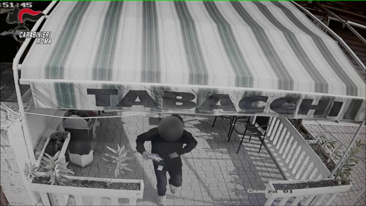 POMEZIA –  Rapinatore seriale in manette: avrebbe messo a segno 5 colpi in supermercati e tabaccherie. - 