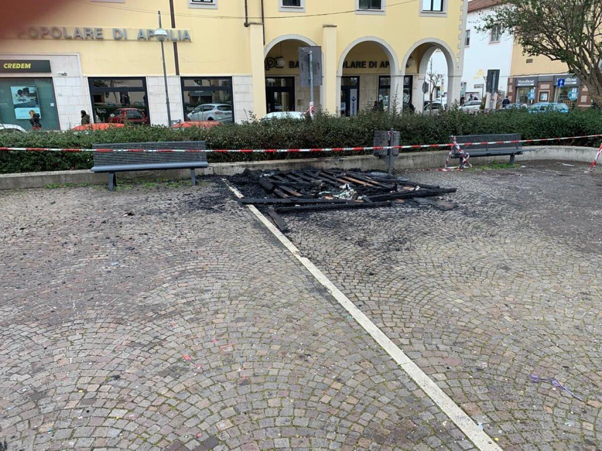 Date alle fiamme nella notte due casette in legno nella centralissima Piazza Roma, ad Aprilia. - 