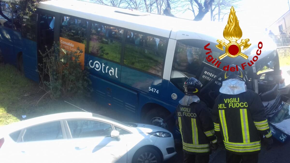 Cotral fuori strada, feriti alcuni passeggeri - 