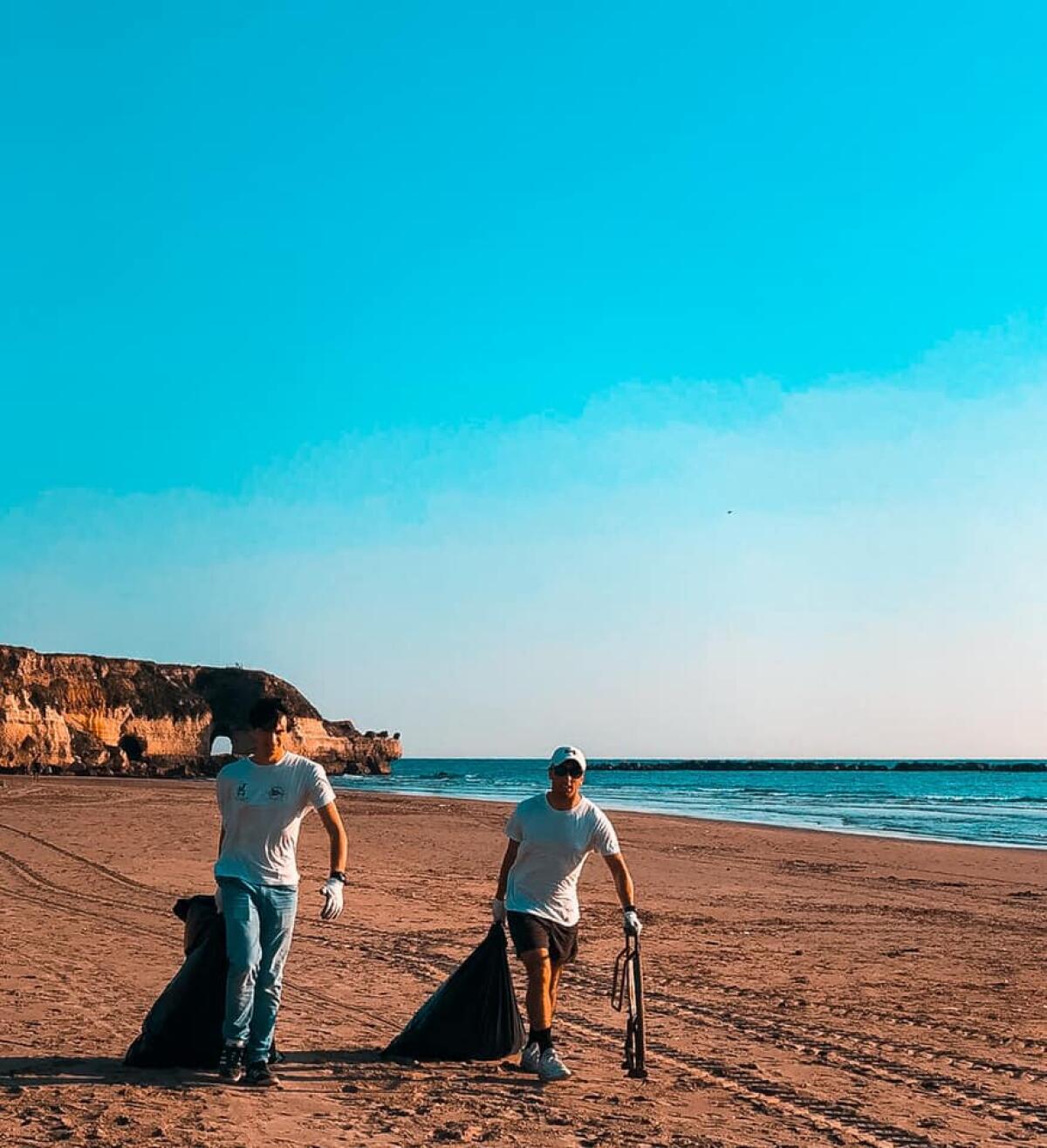 I volontari di “OndeVagabonde” ripuliscono dai rifiuti le spiagge di Anzio. - 