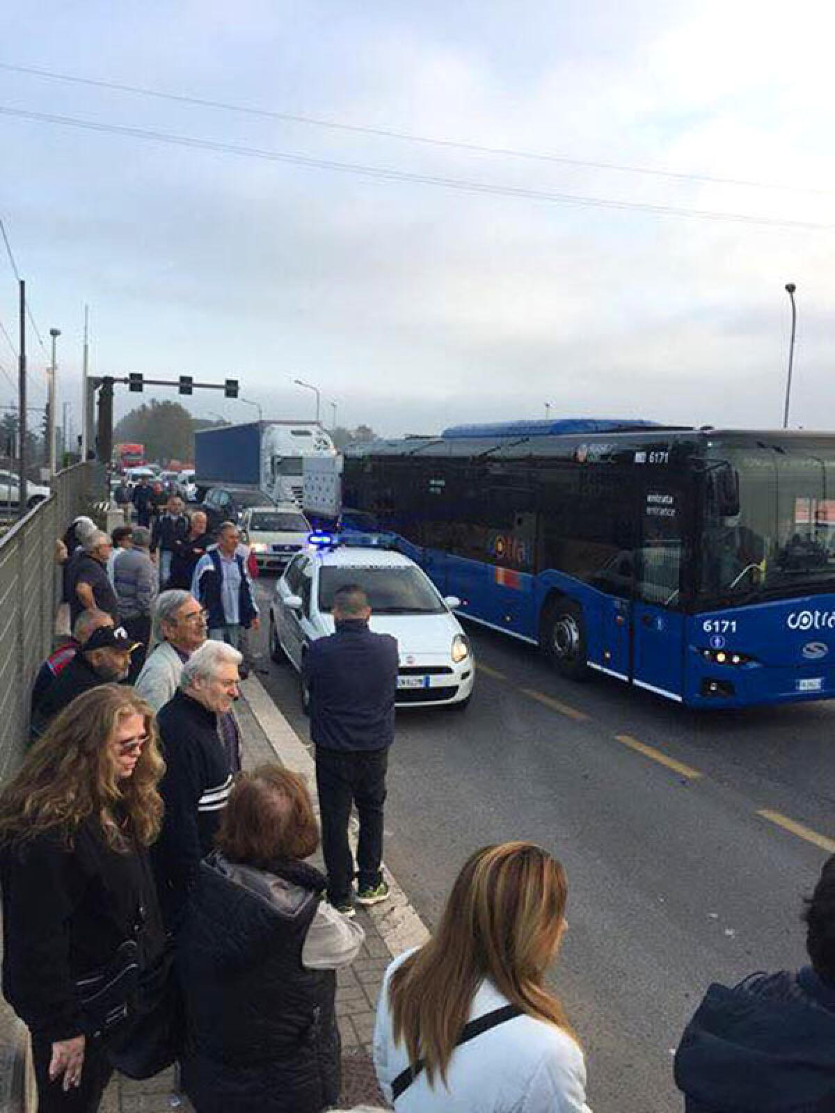 Pendolari attraversano sui binari al Casello 45: nuovi disagi e ritardi sulla Roma-Nettuno. - 