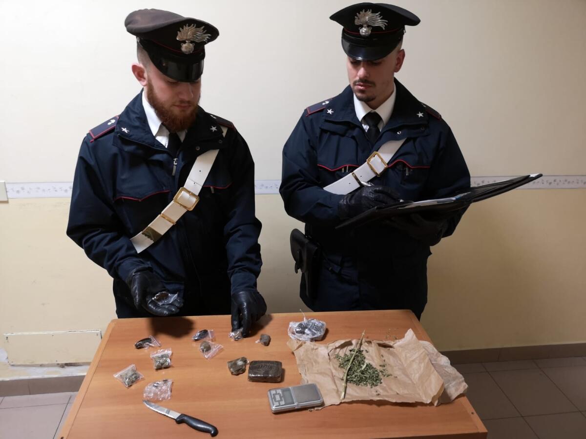 Marijuana e hashish in casa, due ventenni in arresto - 