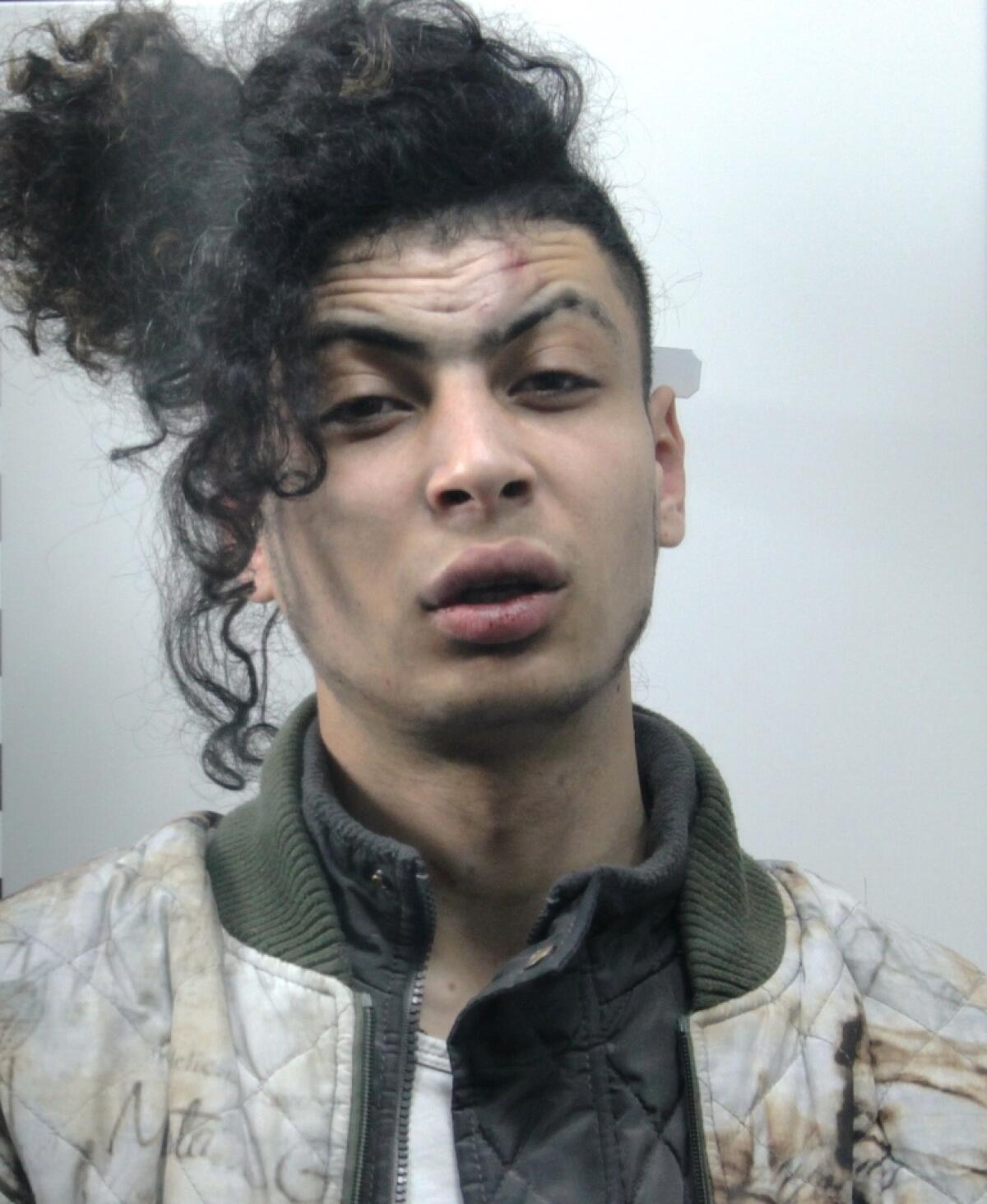 Tormenta il rivale in amore e taglieggia la responsabile della Casa Famiglia che lo ospita: egiziano in manette a Latina. - 