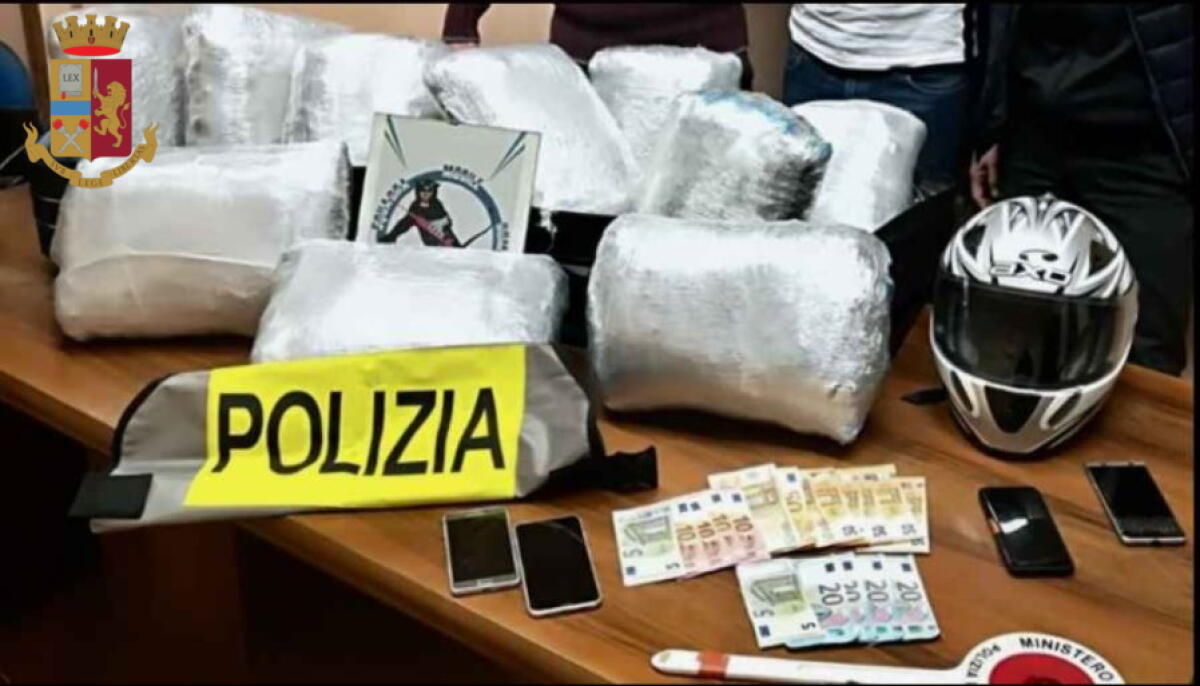 Liberi dal servizio, 3 poliziotti arrestano due pusher, sequestrati due trolley con 20 kg di marijuana - 