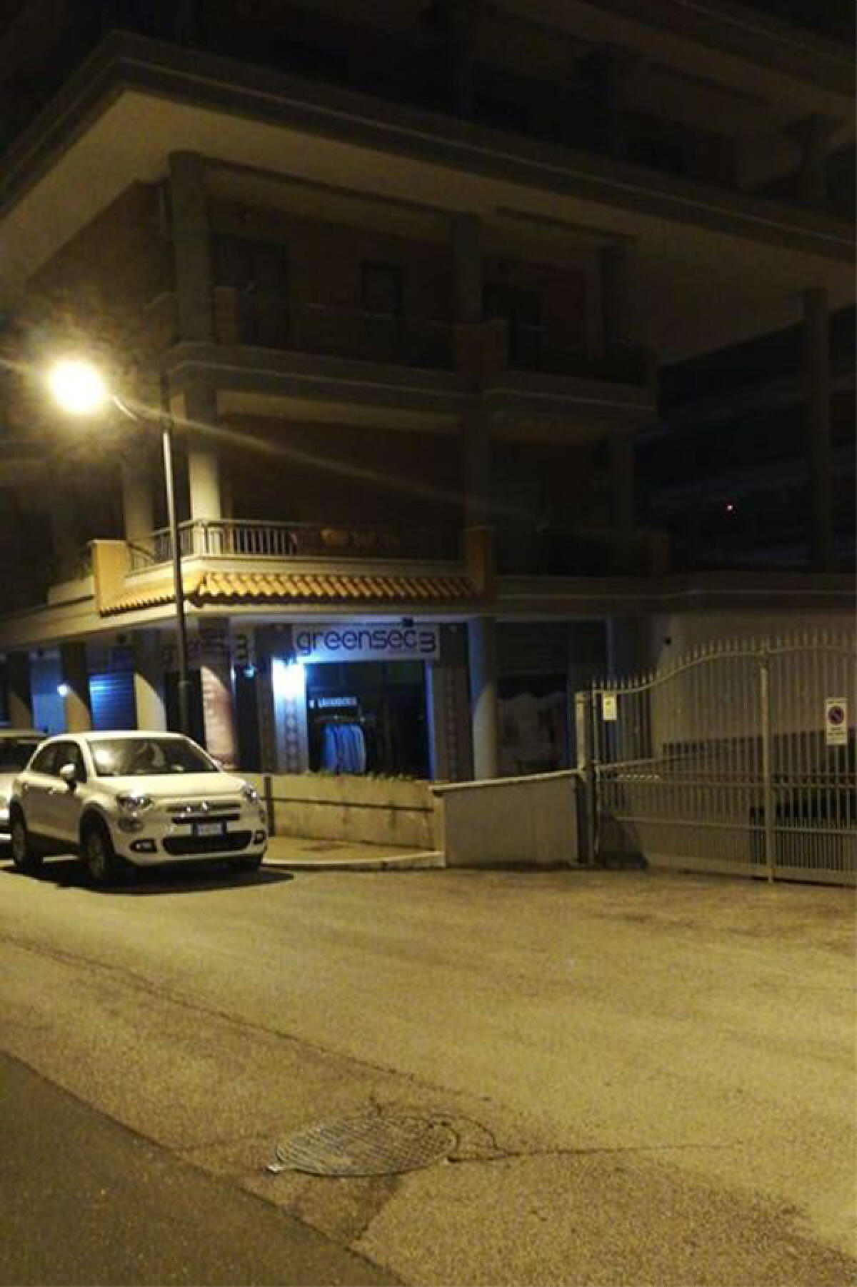 Esalazioni da un garage al quartiere Aprilia Nord, intervengono i vigili del fuoco - 