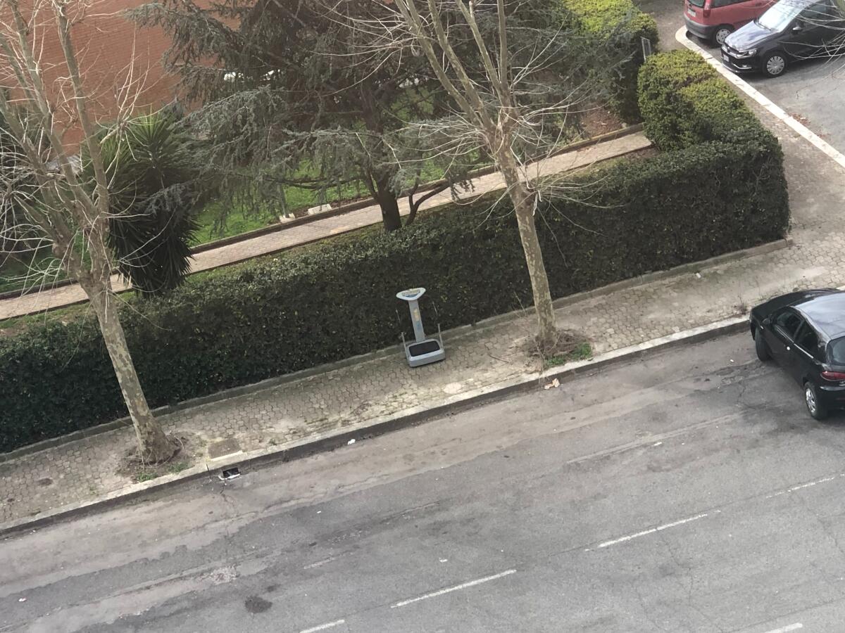 Aprilia, tapis roulant abbandonato sul marciapiede: "Troppa inciviltà" - 