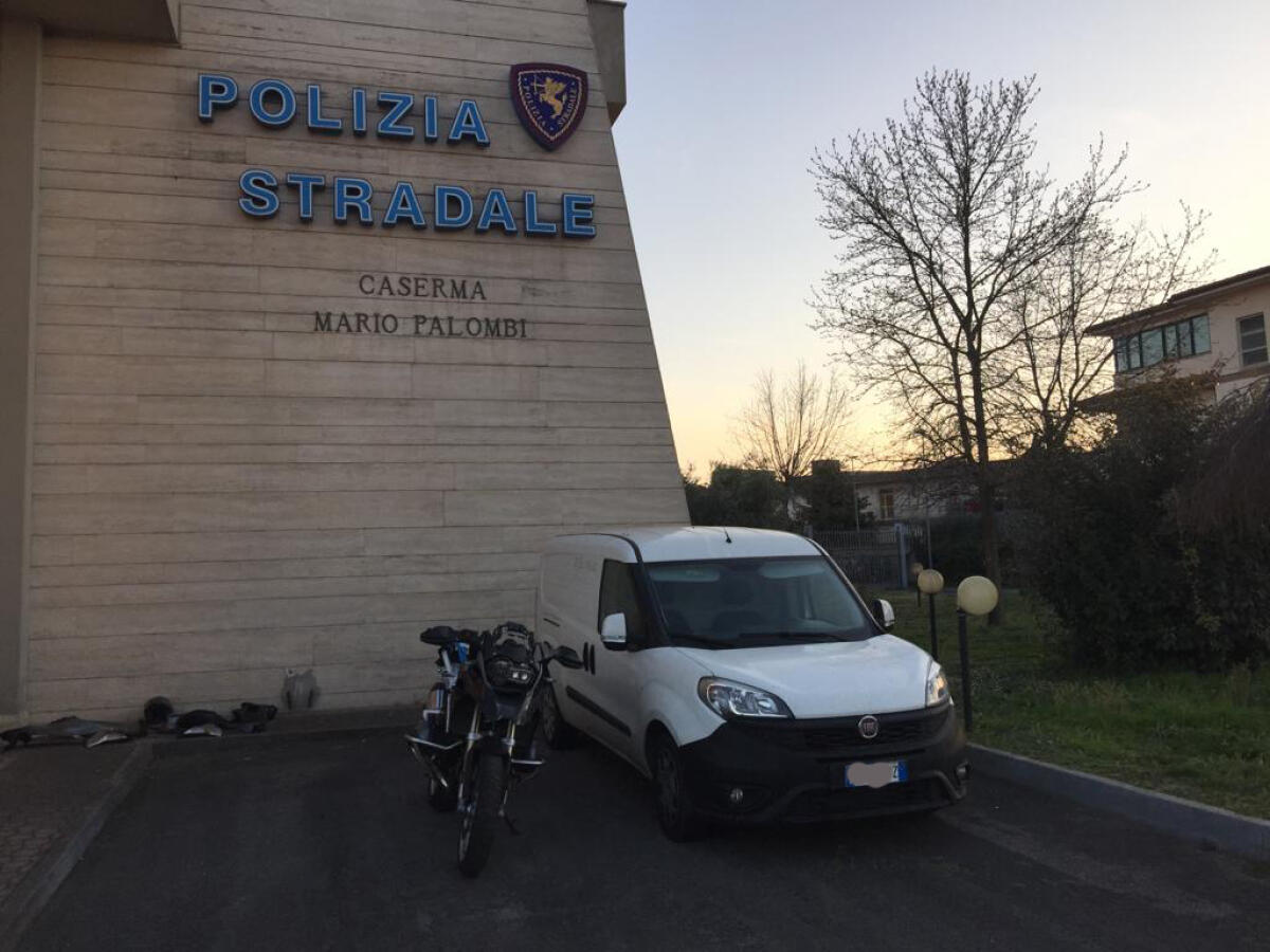 Fiat Doblò rubato parcheggiato nella zona Montarelli, all'interno c'era una moto sottratta a Roma - 