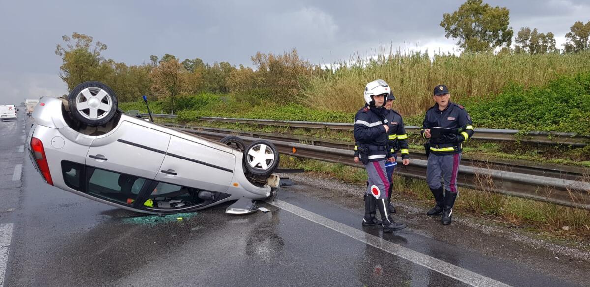 Perde il controllo sulla Pontina e si ribalta, un ferito - 