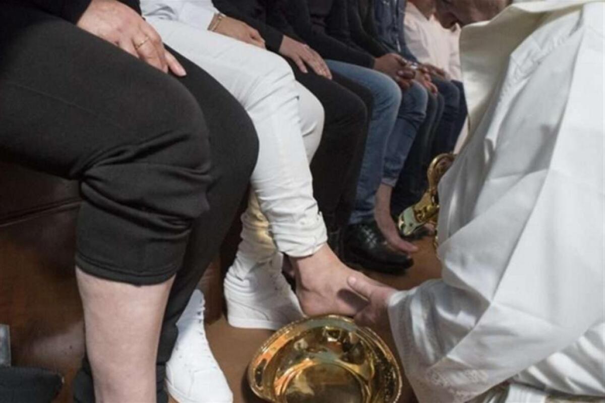 Il Papa nel carcere di Velletri lava i piedi a 12 detenuti - 