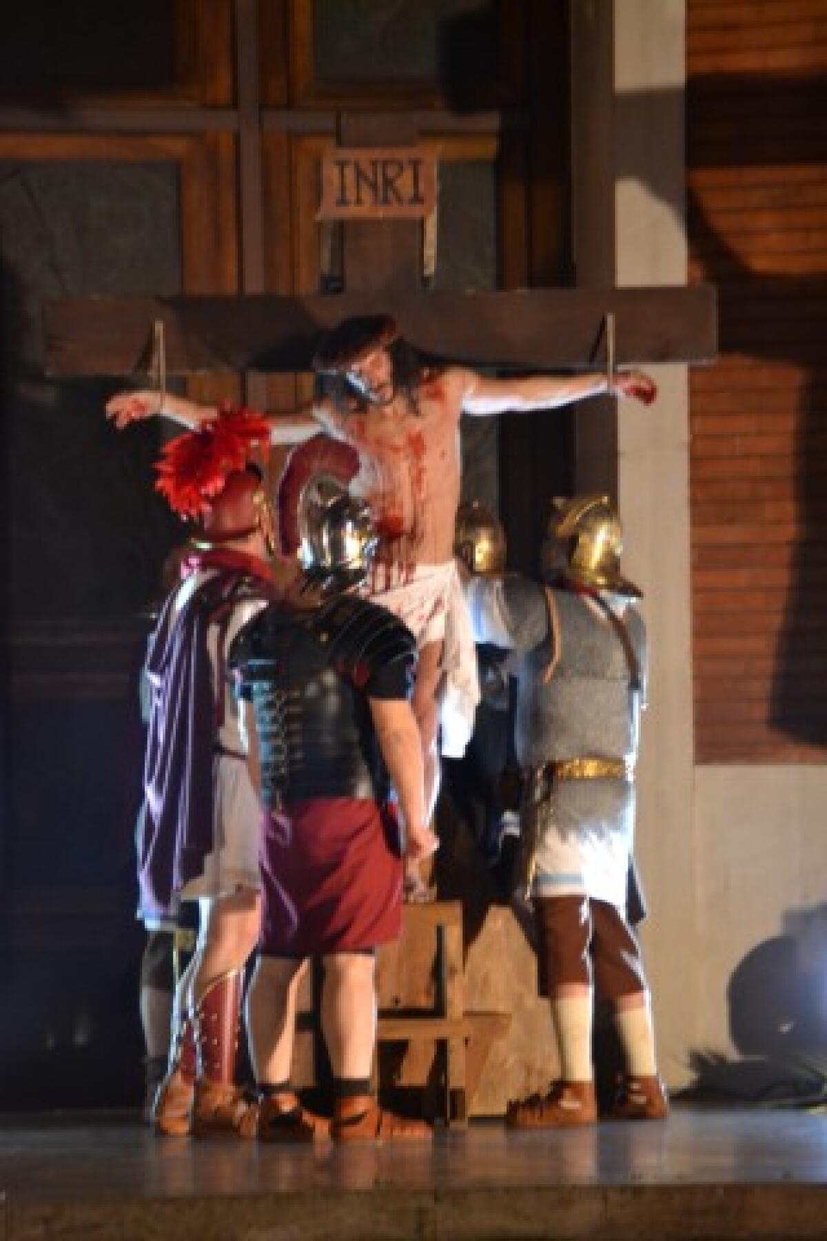 Passione Vivente di Cristo: ecco le immagini della suggestiva rappresentazione ad Aprilia. - 