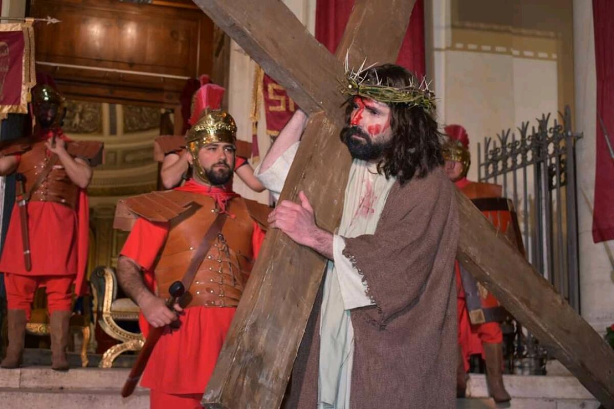 La Passione di Cristo ad Anzio resiste nonostante il maltempo - 