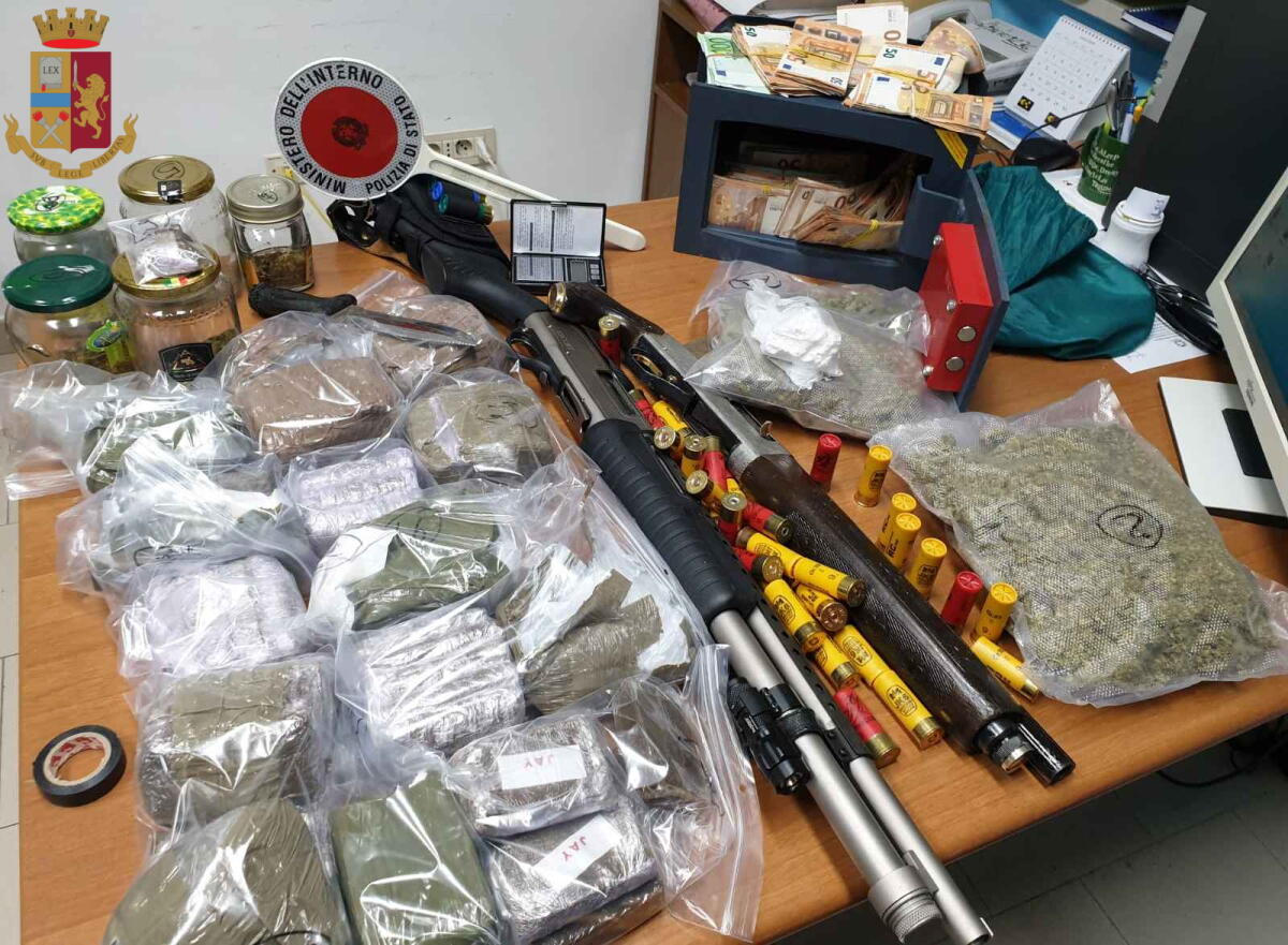 In un box deteneva oltre 6 chili di droga ed armi, in casa quasi 30mila euro in contanti: 41enne di Nettuno in manette. - 