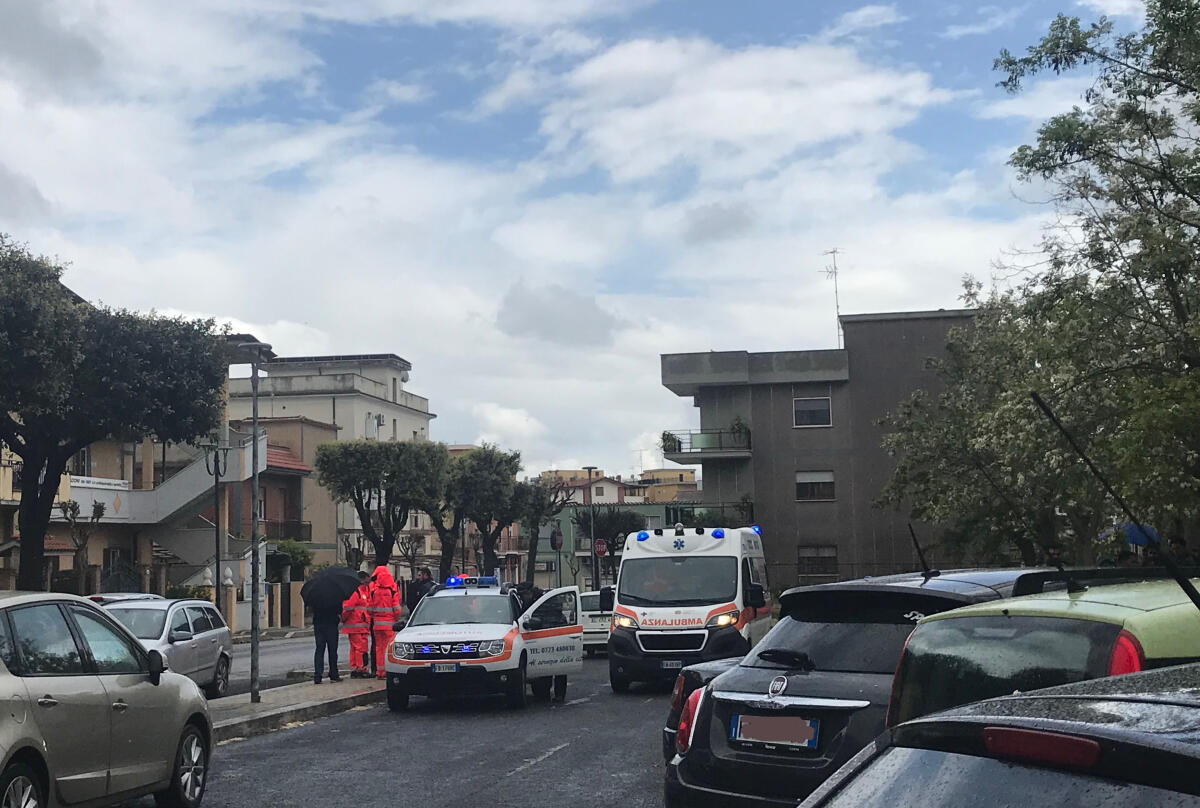 Aprilia, accusa malore in auto mentre aspetta al parco Manaresi e muore - 