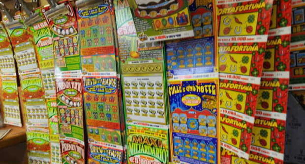 Disoccupato rovista in un cestino e trova un Gratta e Vinci da 100 mila euro - 