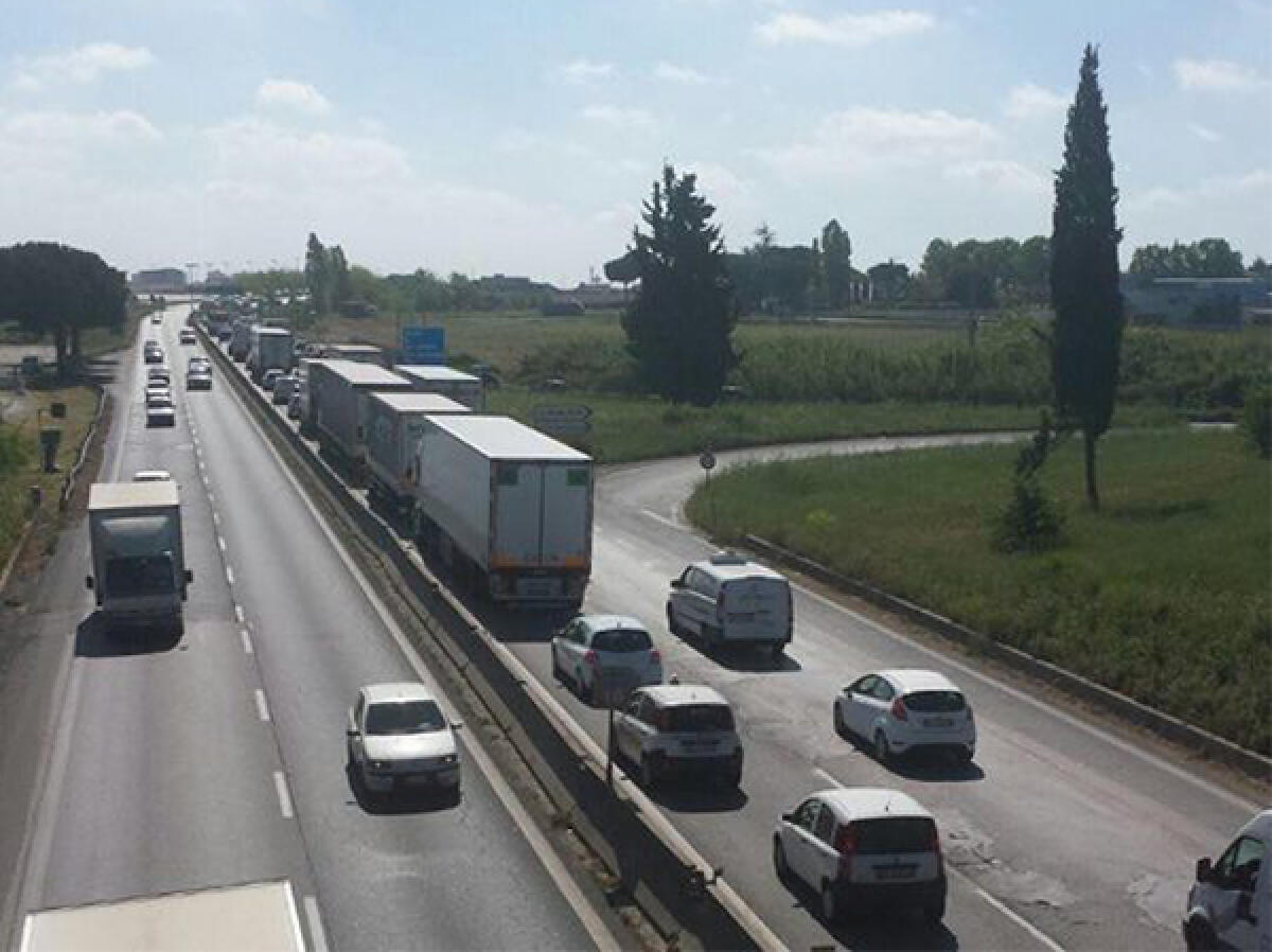 Maxi tamponamento sulla Pontina, all’altezza di via Vallelata, ad Aprilia: 5 veicoli coinvolti. - 