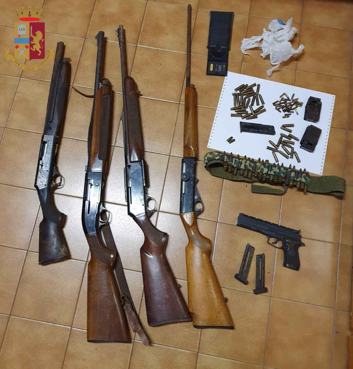 Nascondeva in un magazzino 4 fucili ed una pistola, 35enne in arresto - 