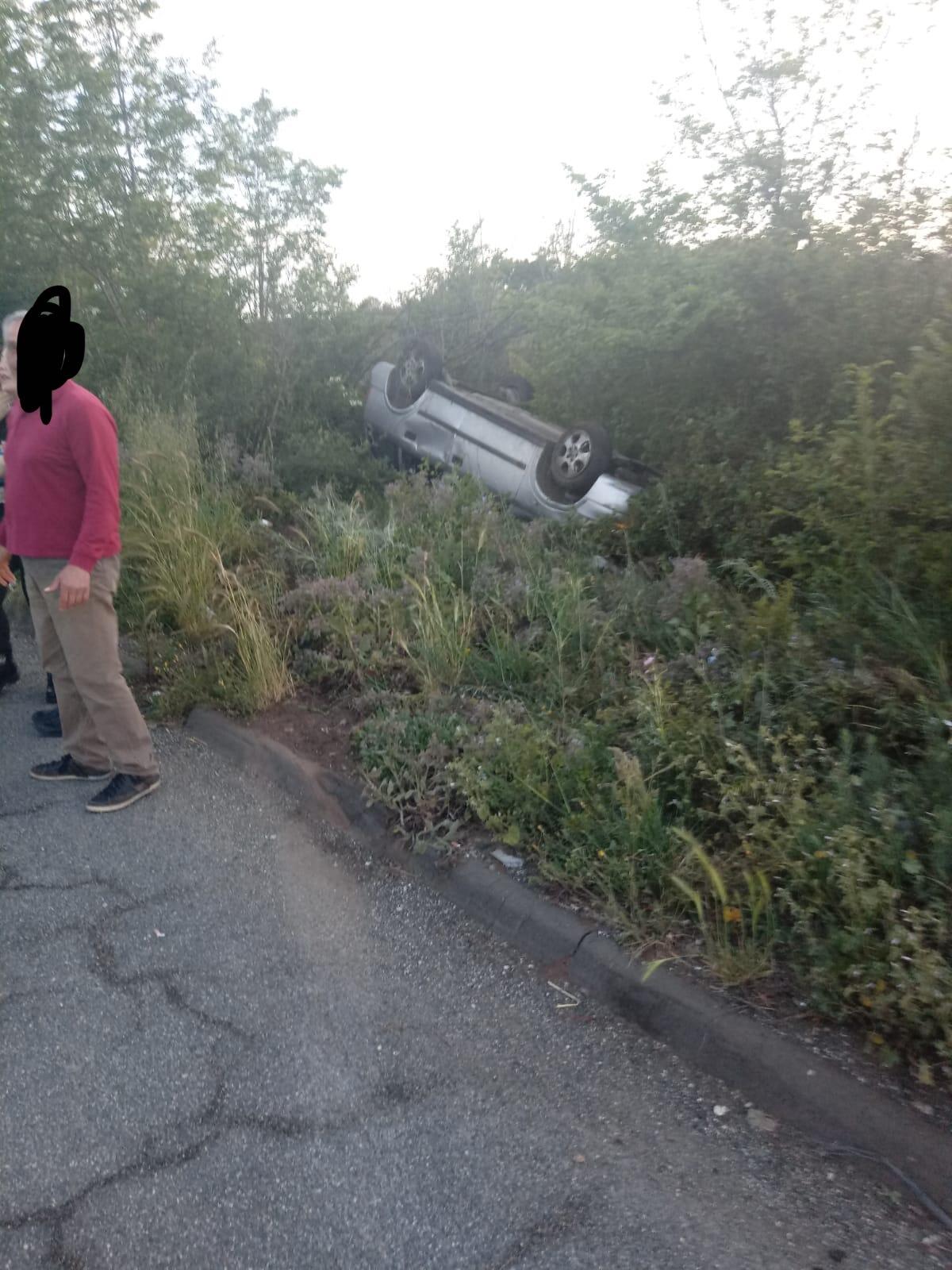 Auto fuori strada sulla Pontina, traffico da Spinaceto - 
