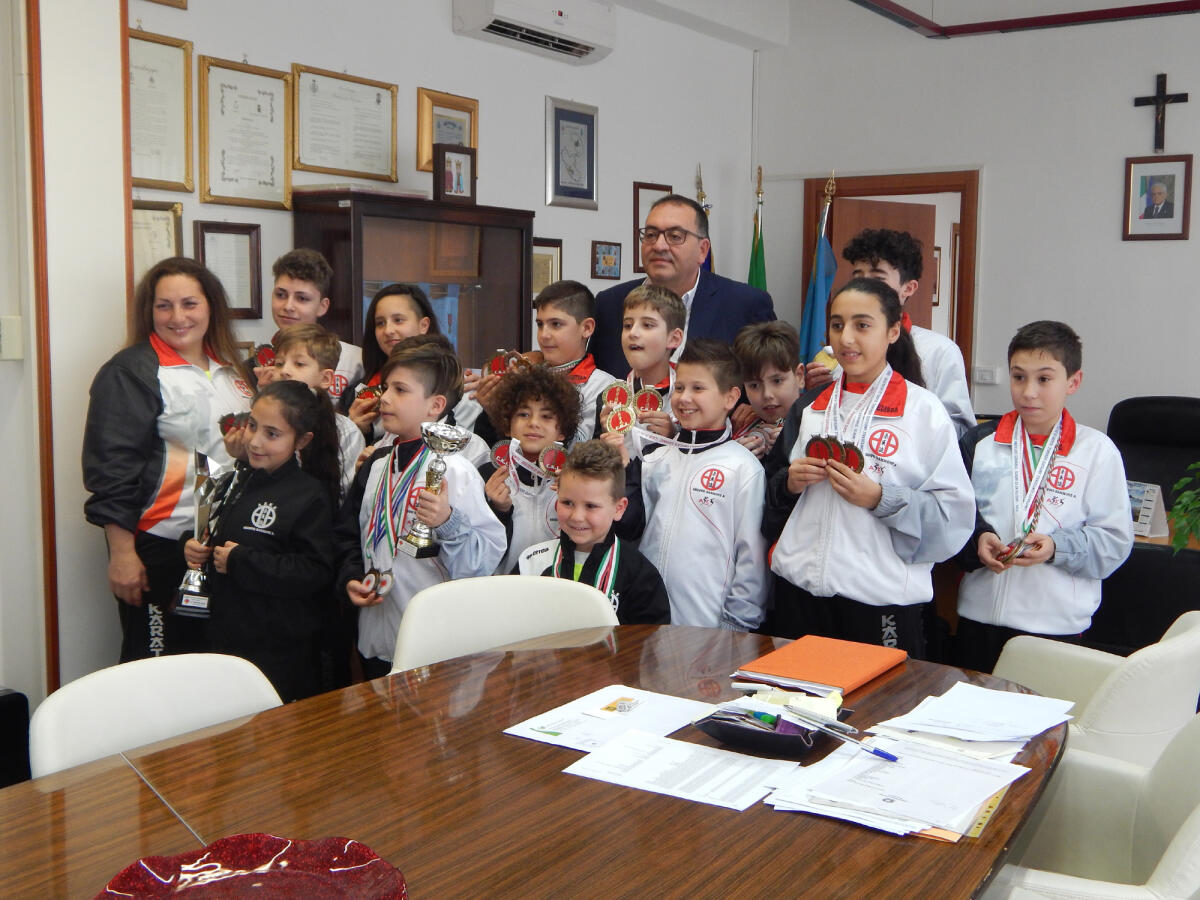 Aprilia, il sindaco riceve i giovani atleti della ASKS di Campo di Carne - 