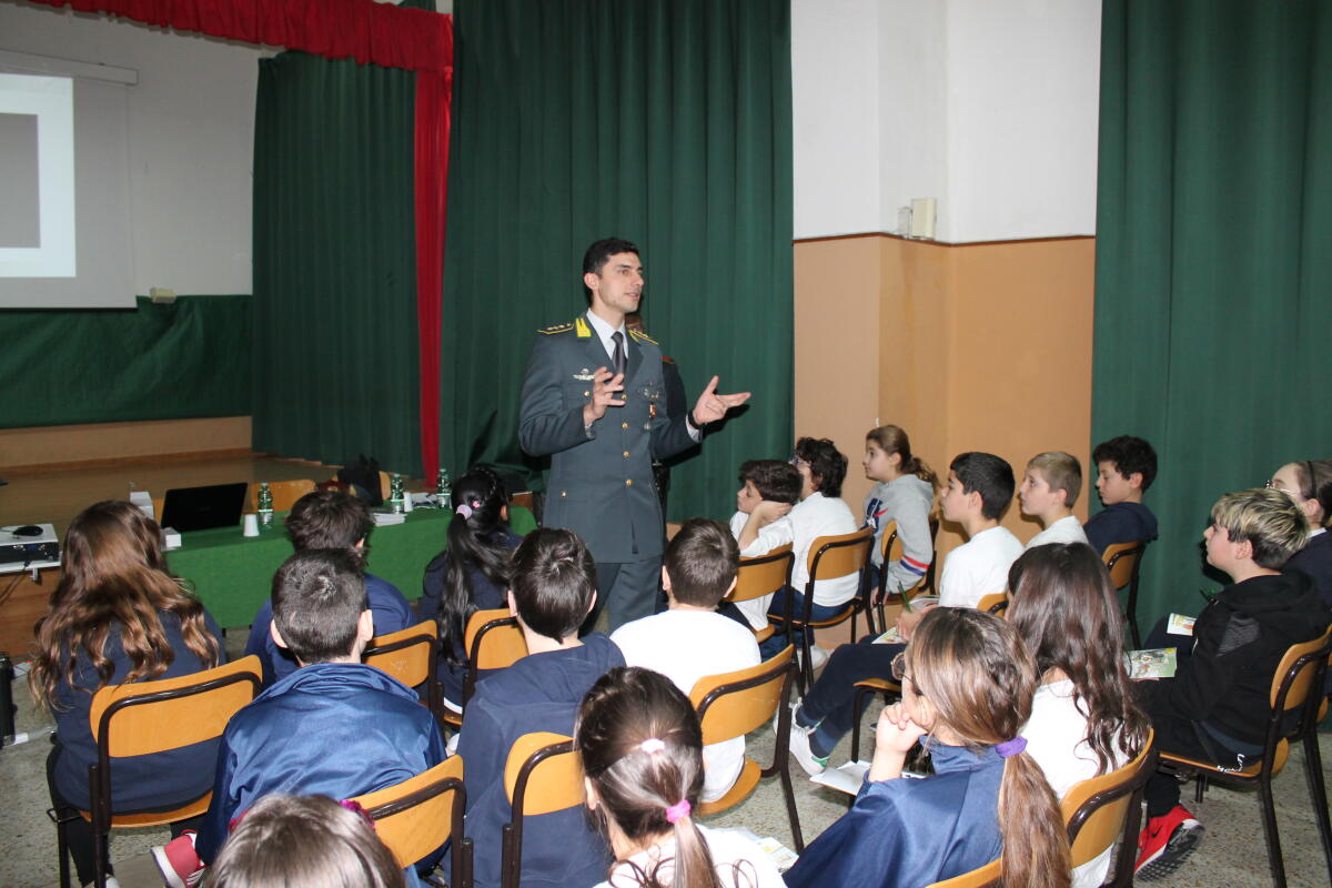 A scuola con la Guardia di Finanza, a Latina approfondimento sulla legalità economica - 