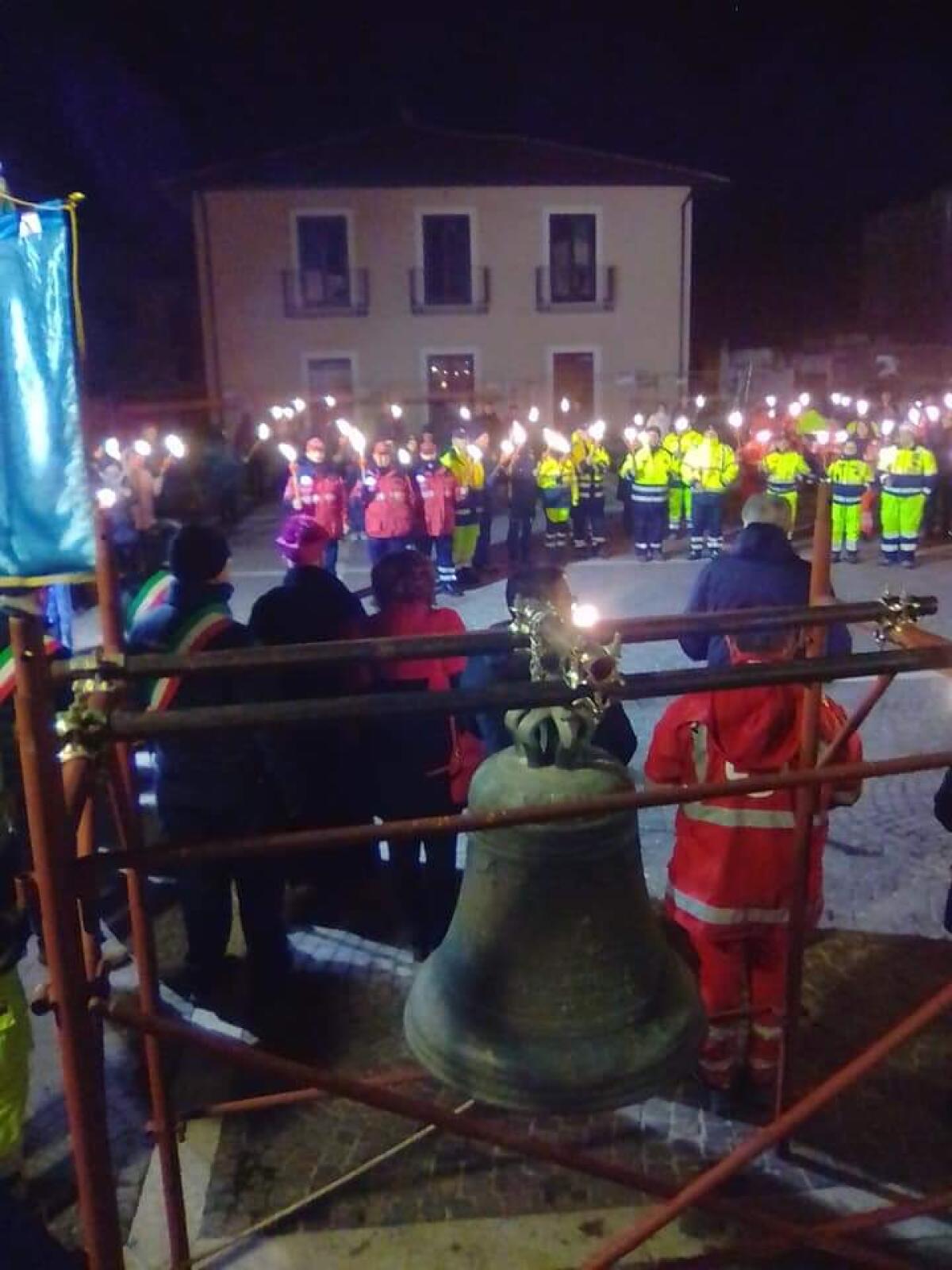 I volontari dell’Anc di Aprilia a Villa Sant'Angelo per la fiaccolata in ricordo delle vittime del terremoto del 2009. - 