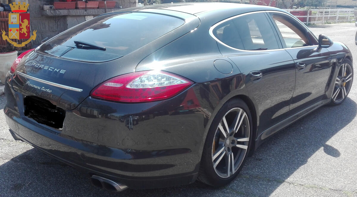 Stava per imboccare la Pontina con la Porsche senza assicurazione, auto confiscata e ritiro della patente - 