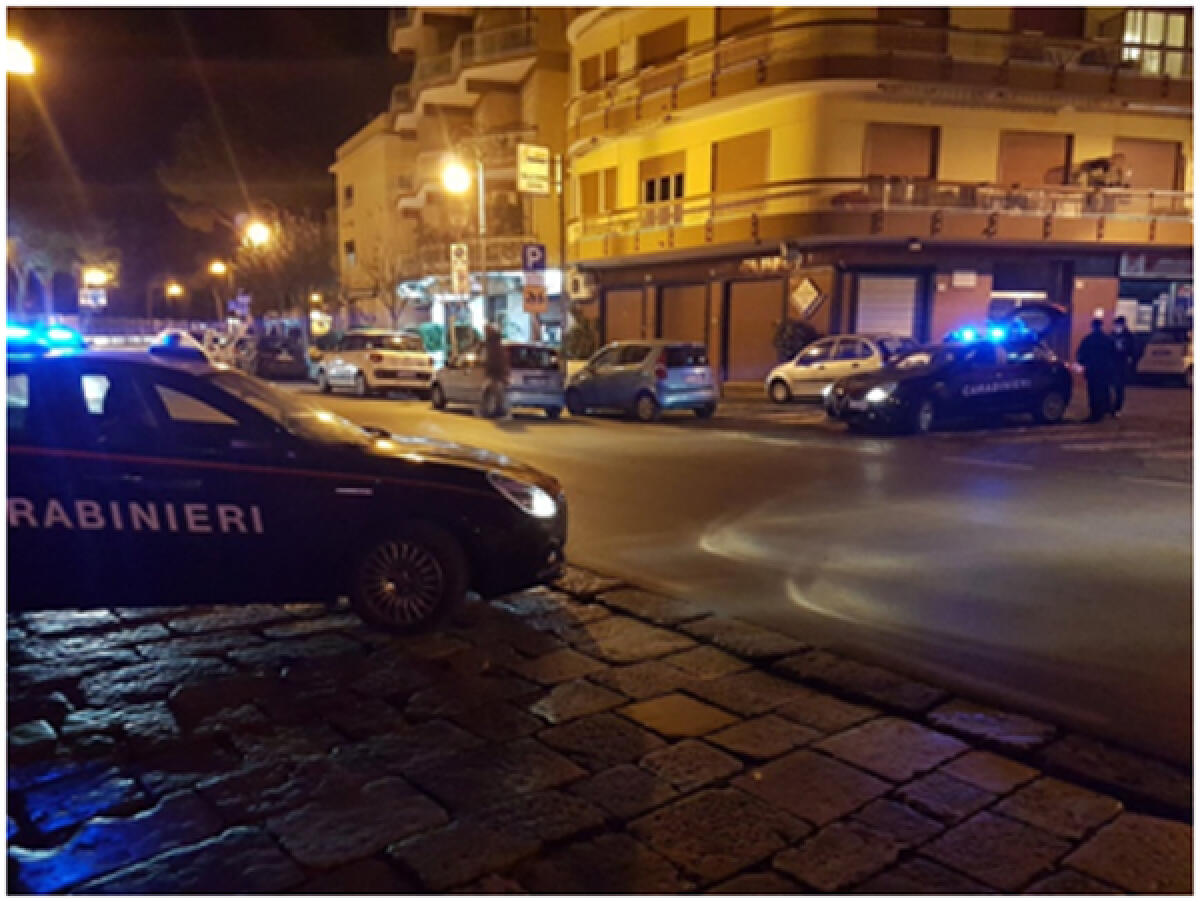 Con un pennarello imbratta la statua del Re Umberto I, 27enne denuciato - 