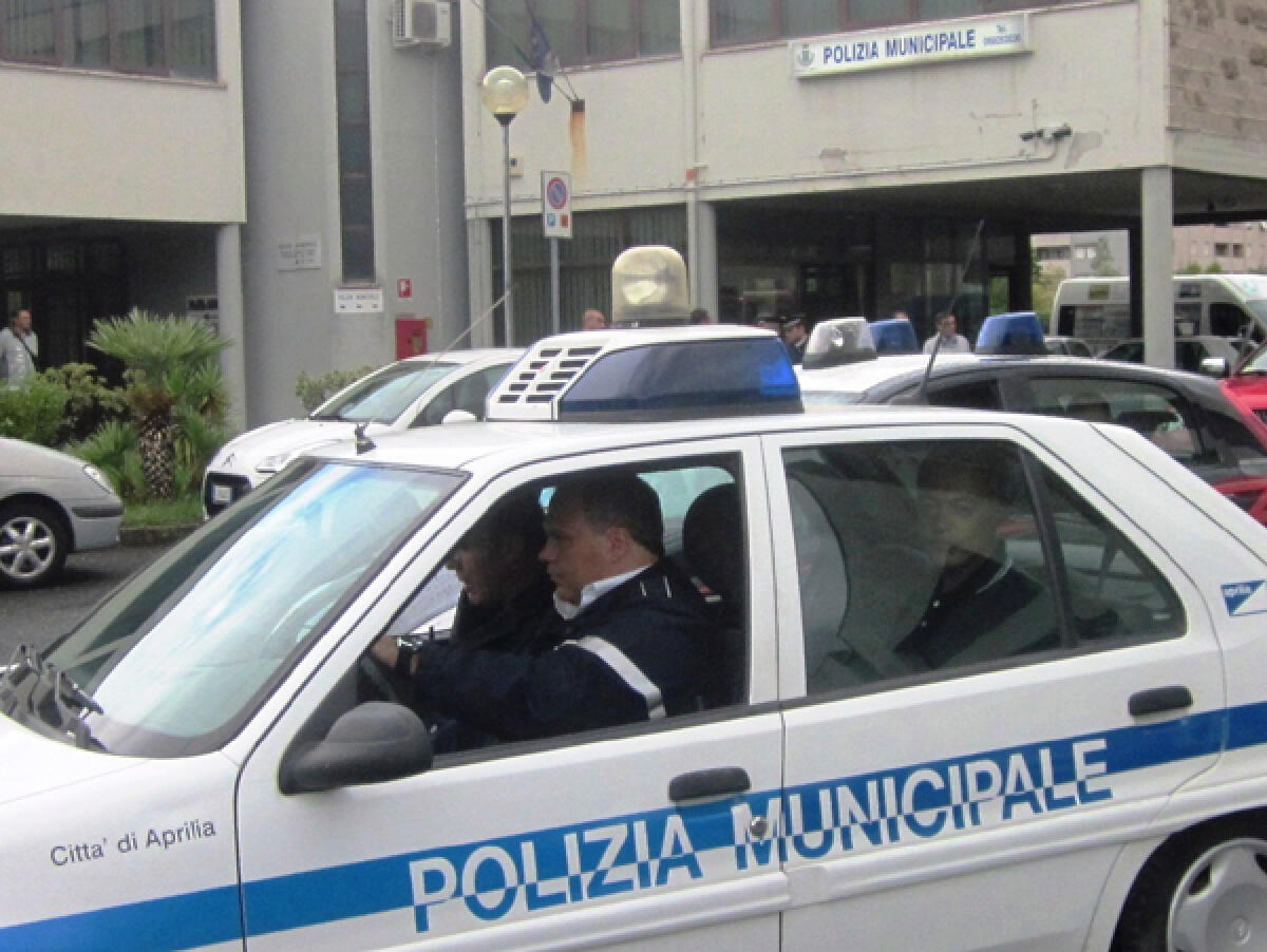 APRILIA - Scontro tra un'auto ed uno scooter in via Apriliana: due feriti, padre e figlio. - 