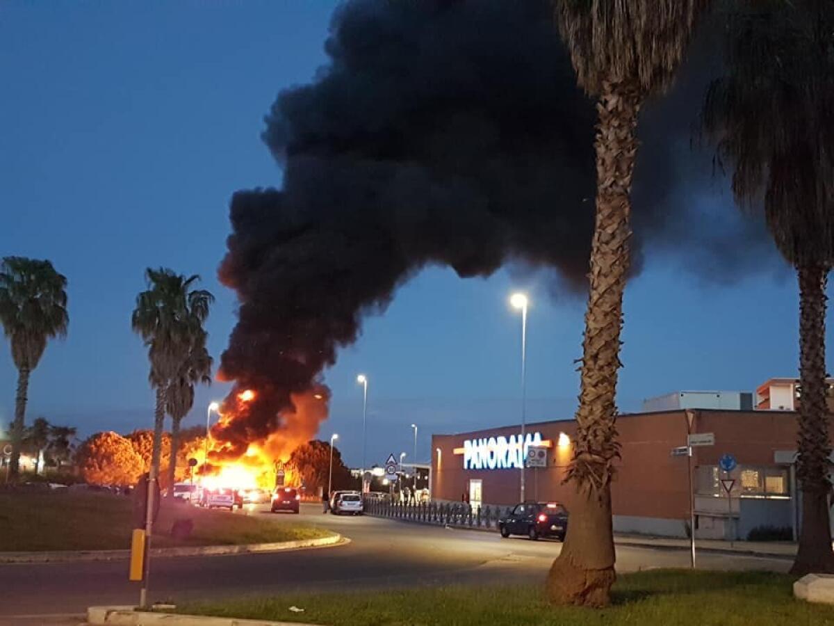 Vasto incendio ed esplosioni a Nettuno in via Ugo La Malfa, panico tra i residenti. - 