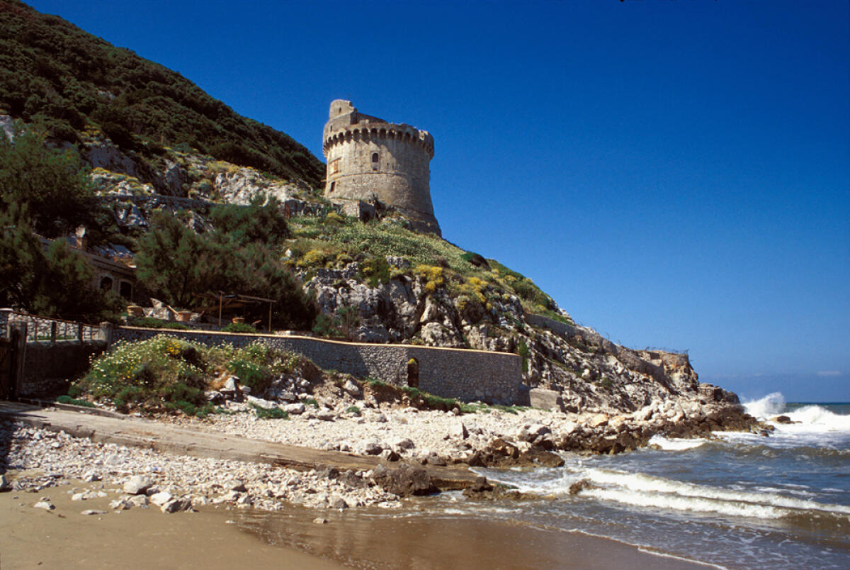 SABAUDIA - Incuranti del divieto di accesso salgono su Torre Paola per fare sesso. Il video fa il giro del web. - 
