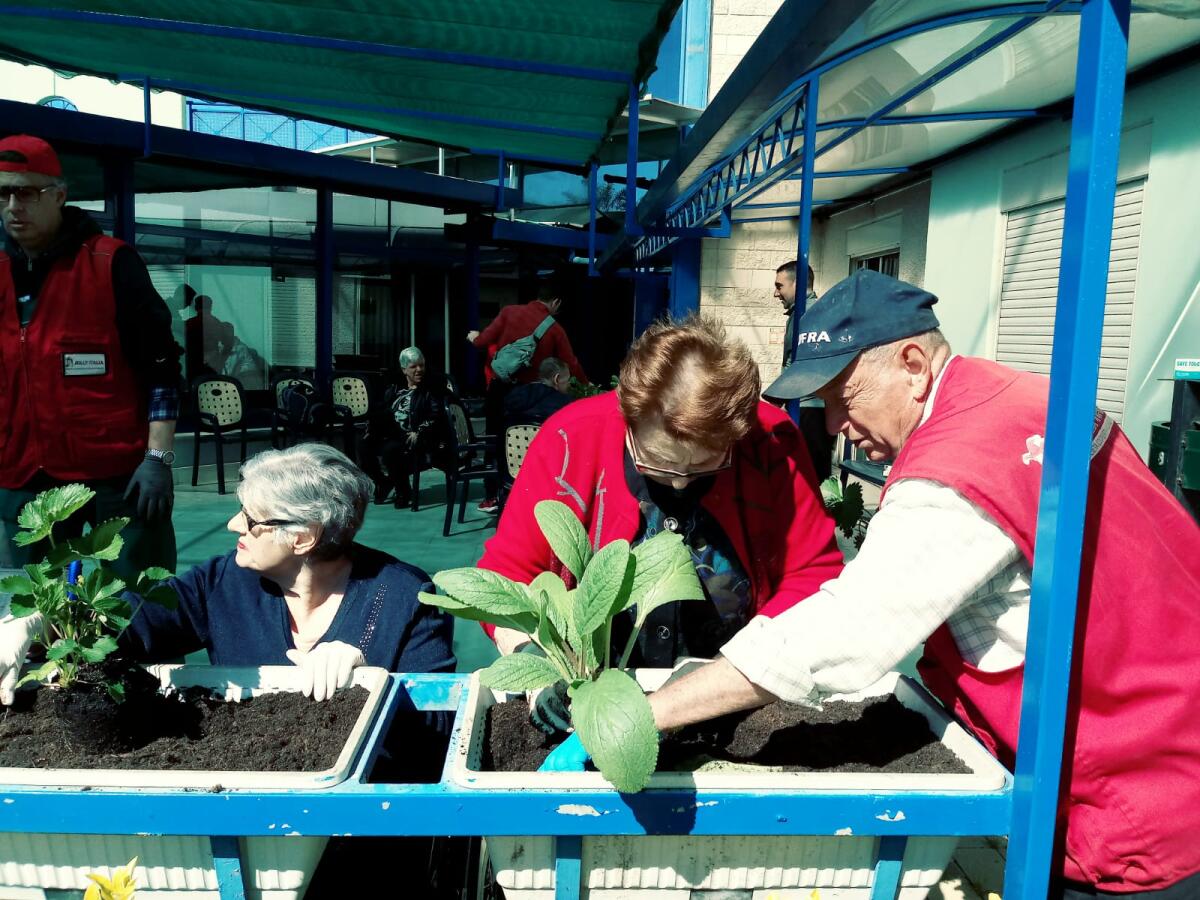 Aprilia, i ragazzi del Progetto Serra a Villa Carla per piantare fiori con gli anziani - 