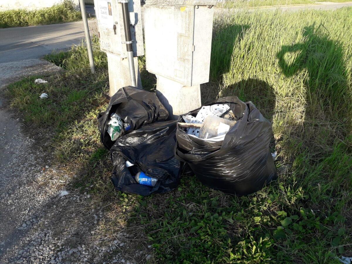 Incivili abbandonano la spazzatura a Fossignano, residenti furiosi - 